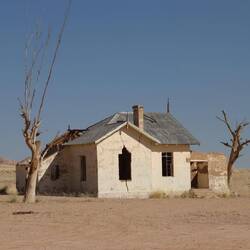 ...vorbei an alten Bahnhöfen im Nirgendwo...