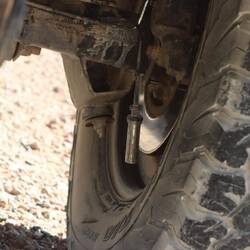 ...der ABS-Sensor wird mit rausgerissen, baumelt umher und ist vermutlich auch hinüber