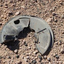 Das Hitzeschutzblech der hinteren rechten Bremse reißt ab...