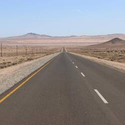 Endlich wieder auf Asphalt fahren wir die letzten hundert Kilometer...