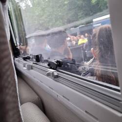 Habe zur Verstärkung Polizei angefordert