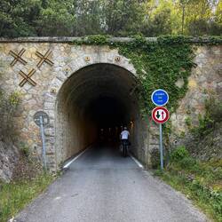 Heute mit beleuchtetem Tunnel.