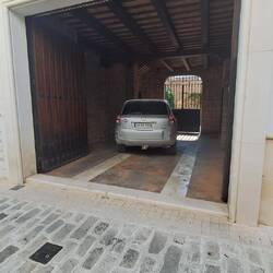 Off street parking/ come garage