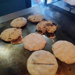 Pupusas ist das Nationalgericht in El Salvador