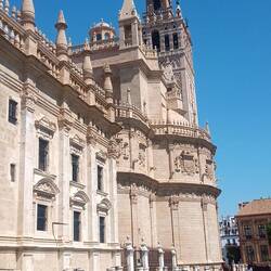 Tolles Gebäude aber touristisch überlaufen