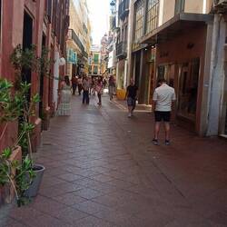 In den Nebengassen zur Mittagszeit geht es halbwegs