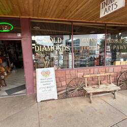 in dem Laden gibt es die Knarren neben den Musikinstrumenten - verrückt