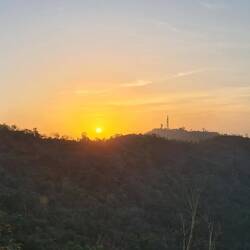 still gleitet die Sonne hinter den Berg