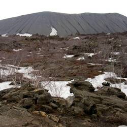 Blick auf den Explosionskrater des Hverfjall von Dimmuborgir aus