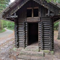 die Hütte am Morgen, in der man sogar oben drin schlafen könnte