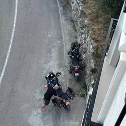 Bikes stehen direkt vor dem Haus