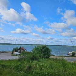 Kleines Dorf am Wasser