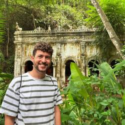 Auf dem Mönchspfad zum Wat Pha Lat Tempel