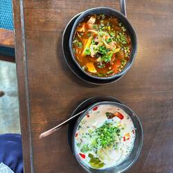 Zur Vorspeise gibt es eine Tom Yum Suppe (Tini) und eine Kokossuppe (Alina)