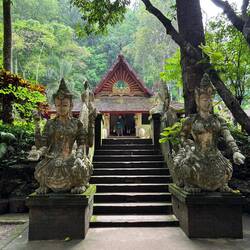 Der Wat Pha Lat Tempel mitten im Dschungel