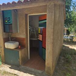 ahier hab ich einen Tisch, 2 Sessel und ein eigenes kleines Badezimmer... auch nicht schlecht...