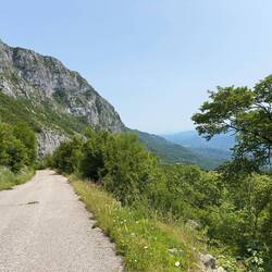 Über die Hügelkette an der mehrere Kloster liegen