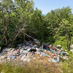 Leider findet man am Straßenrand immer wieder Müllberge