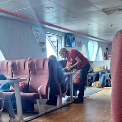 Board-Crew verteilt Leckerlis an jeden einzelnen Hund 😍