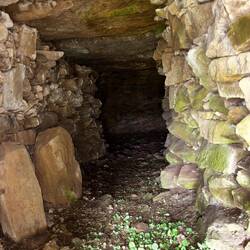 Blick in eine geschlossene Grabkammer