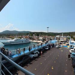 Jedes Fahrzeug wird exakt eingewiesen, damit alle auf die Fähre passen