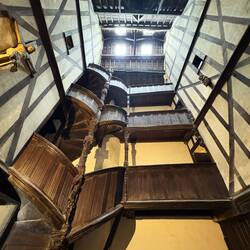 ..mit einem 4geschossigen Innenhof