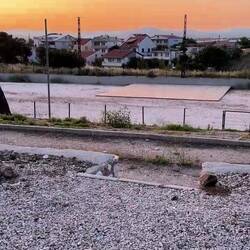also wieder ins Hinterland, auf einen großen Parkplatz über der Stadt