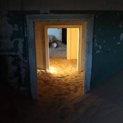 Heute werden die noch stehenden Gebäude...