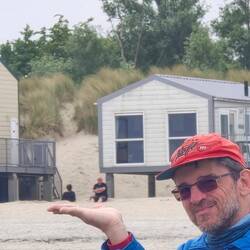 Mone und Thomas passen auf Marc's Hand