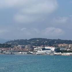 In dem Gebäude in der Mitte finden die Internationalen Filmfestspiele von Cannes statt.