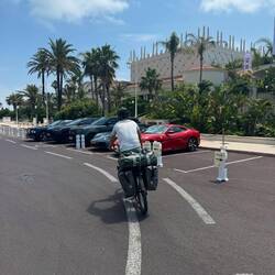 Ein teures Auto nach dem anderen.