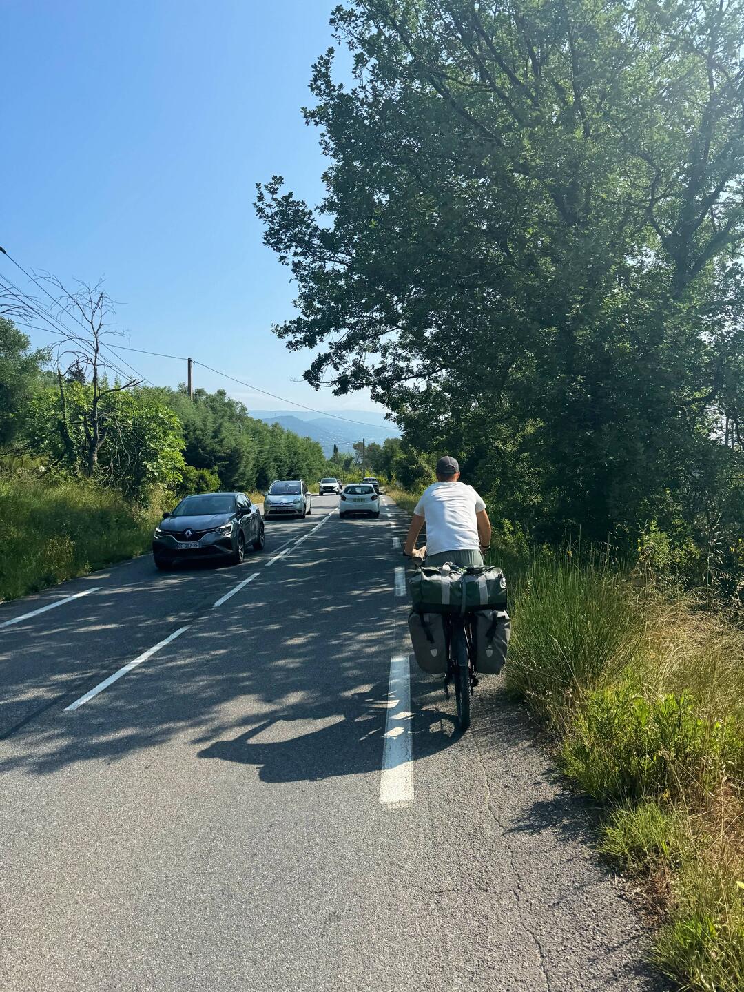 Die ersten zehn Kilometer auf einer viel befahrenen Hauptstraße.