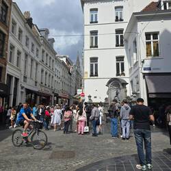 Manneken Pis umringt von den Touristen