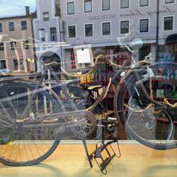 Schild am Fahrrad: Früher war (nicht) alles besser