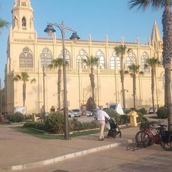 Sandsteinkirche direkt am Meer