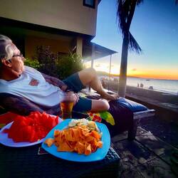 Apéro maison sur les transats de notre bungalow