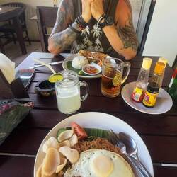 Après l'effort le réconfort dans notre petit warung local, cuisine délicieuse pour 3 fois rien 🥰