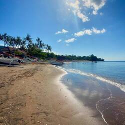 Plages de sable blanc importé qui se mélange au sable noir d'origine (c'est beau la mixité 😍)