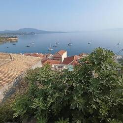 und die Bucht "auf der richtigen Seite" - ⛵☀️ im Vordergrund