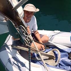 Manfred "Merrie" montiert den alten Anker ab,