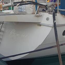 Kurz ist ⛵ namenlos. (Man erkennt schemenhaft die (Vor-)Namen