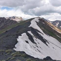 Weiter den Kamm entlang