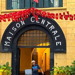 Hoa Lo Prison = Hanoi Hilton