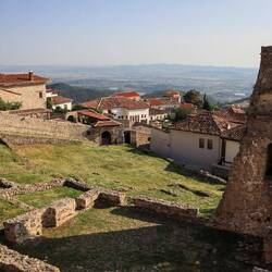 Überreste einer alten Moschee und ein toller Blick ins Tal nach Tirana