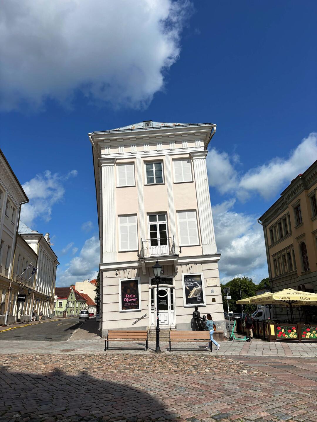 Museo d'Arte in edificio vistosamente pendente