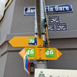 Daar. Zeer klein. Onder het getal 70. De allereerste officiële aanwijzing van de Via Francigena.