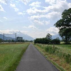 Saaie kilometers naast een spoorweg. Wel wind mee en zonnig.