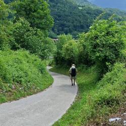 Eerst nog even de knieën martelen op deze steile afdaling op beton.