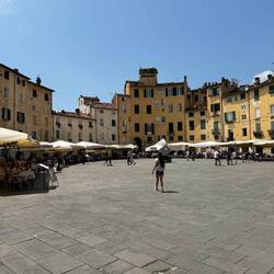 Chels exploring Piazza dell'Anfiteatro