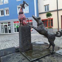 Eggenfeldener "Hundling" (2008) auf dem Fischbrunnenplatz